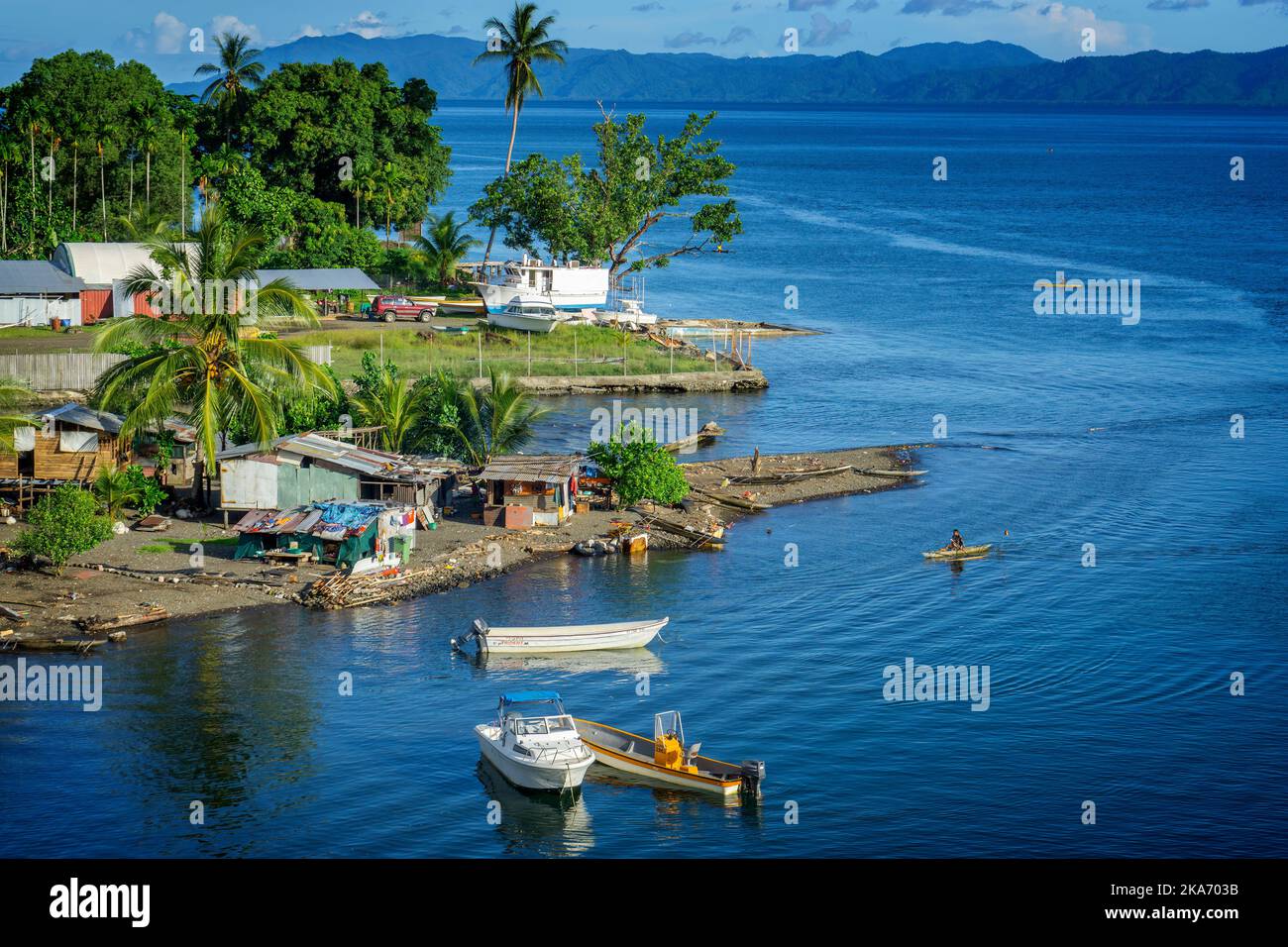 Village de pêcheurs situé sur les rives de Milne Bay, Alotau, Papouasie-Nouvelle-Guinée Banque D'Images