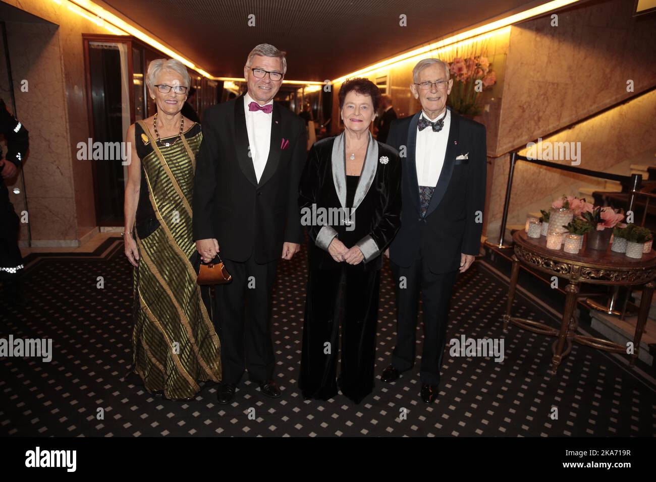 Oslo, Norvège 20171210. L'ancien Premier ministre Kjell Magne Bondevik (2nd à gauche) avec son épouse Bjorg Bondevik (à gauche), l'ancien Premier ministre et ancien Directeur général DE L'OMS Gro Harlem Brundtland avec son mari Arne Olav Brundtland arrivent dimanche soir au banquet du Prix Nobel de la paix au Grand Hôtel. Photo: Lise Aaserud / NTB scanpix Banque D'Images