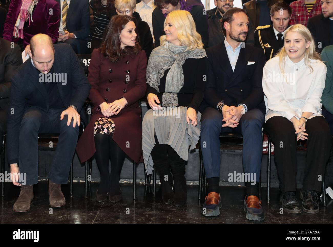 Oslo, Norvège 20180202. Le prince William de Grande-Bretagne et la duchesse Kate visite la Norvège. Le Prince William (à gauche), la Duchesse Kate (2nd à gauche), la princesse Mette-Marit et le prince Haakon discutent avec les élèves de l'école de la santé mentale et de la façon dont elle doit être jeune en Norvège lors de leur visite à l'école secondaire Hartvig Nissen à Oslo vendredi. Piscine. Photo: Lise Aaserud / NTB scanpix Banque D'Images