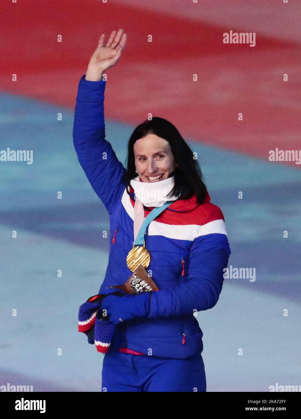 La Norvège Marit Bjoergen, Gold, fait la vague lors de la cérémonie des médailles pour le ski de fond féminin de 30k lors de la cérémonie de clôture des Jeux olympiques d'hiver de 2018 à Pyeongchang, Corée du Sud, le dimanche 25 février 2018. Photo: Lise Aaserud / NTB scanpi Banque D'Images