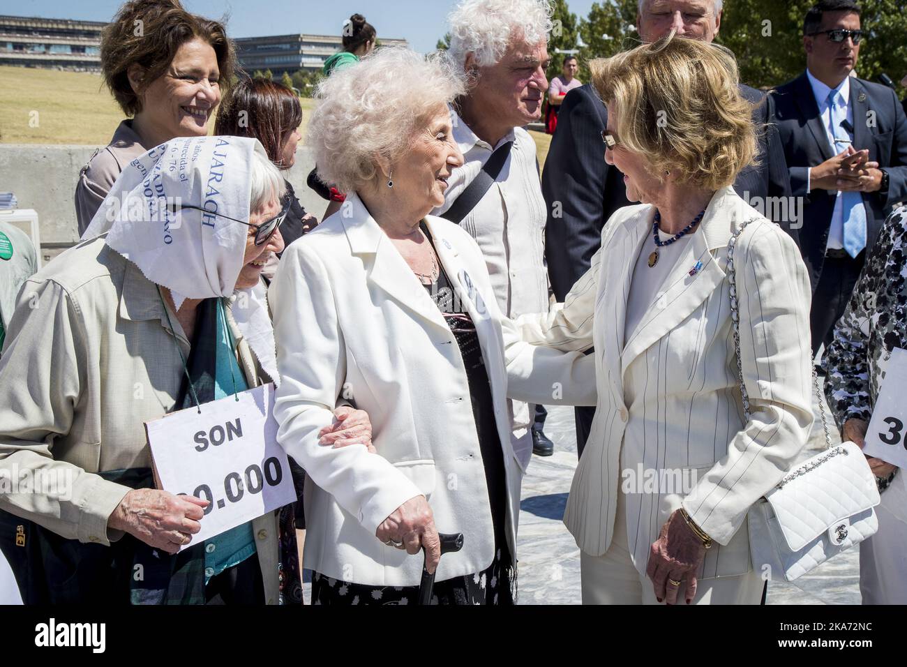 Buenos Aires, Argentine 20180307. Le roi Harald (retour) et la reine Sonja saluent le chef des grands-mères de la Plaza de Mayo, Estela de Carlotto (centre) lors d'une visite au Parque de la Memoria (parc commémoratif) à Buenos Aires le mercredi.le parc, situé sur les rives de la plaque, est un monument à la mémoire des 30 000 personnes qui ont disparu ou ont été tuées sous le régime militaire de 1976-1983. Photo: Heiko Junge / NTB scanpi Banque D'Images