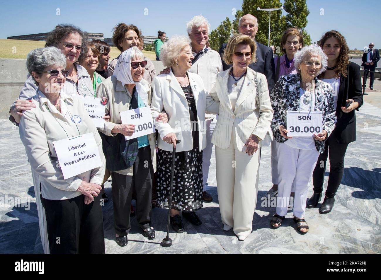 Buenos Aires, Argentine 20180307. Le roi Harald (retour) et la reine Sonja saluent le chef des grands-mères de la Plaza de Mayo, Estela de Carlotto (centre) lors d'une visite au Parque de la Memoria (parc commémoratif) à Buenos Aires le mercredi.le parc, situé sur les rives de la plaque, est un monument à la mémoire des 30 000 personnes qui ont disparu ou ont été tuées sous le régime militaire de 1976-1983. Photo: Heiko Junge / NTB scanpi Banque D'Images