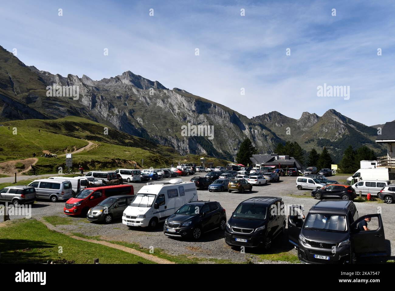 Parking au col du Soulor dans les pyrénées, en bordure de la France et de l'Espagne Banque D'Images