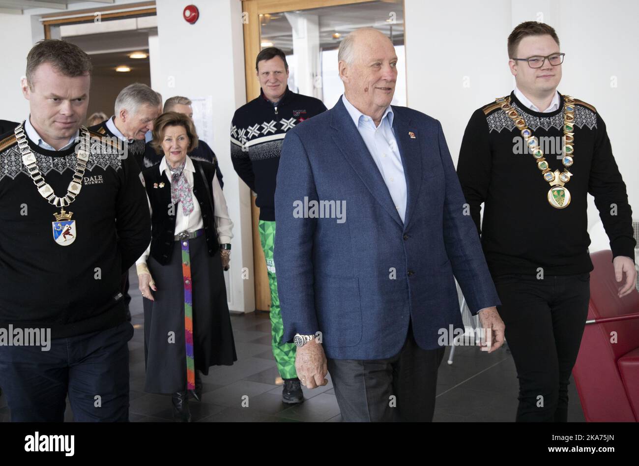 Lillehammer, Norvège 20190216. Le couple royal a déjeuné à Maihaugen. Ici, le roi Harald arrive au restaurant Maihaugen avec le maire de Lillehammer, Espen Granberg Johnsen, et même Aleksander Hagen, maire du comté. Derrière la reine Sonja arrive avec le directeur du musée Jostein Skurdal et le président Tom Tvedt la Confédération norvégienne des sports. Le 25th anniversaire des Jeux Olympiques de Lillehammer 1994. Photo: Geir Olsen / NTB scanpi Banque D'Images