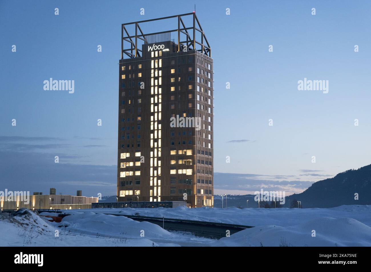 Brumunddal, Norvège 20190227. Mjoestaarnet est situé à Brumunddal et est la plus grande maison en bois du monde et est sur le point d'être achevée. La maison en bois a une superficie totale d'environ 15 000 mètres carrés, s'étend sur 18 étages et comprend des appartements, des hôtels, des bureaux, des restaurants. Photo: Erik Johansen / NTB scanpi Banque D'Images