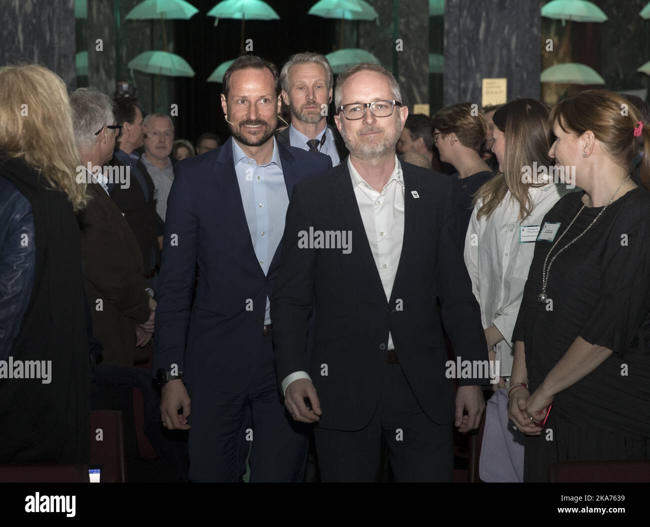 Oslo, Norvège 20190403. Le Prince héritier Haakon et le Secrétaire général du WWF, Baard Vegar Solhjell arrivent à l'événement Miljoetalen. Le Fonds mondial pour la nature du WWF invite pour la première fois à l'Accord sur l'environnement, mercredi. Nous explorons l'état de la nature, comment l'influence humaine change la nature et ce qui doit être fait pour inverser les développements. Photo: Terje Bendiksby / NTB scanpi Banque D'Images