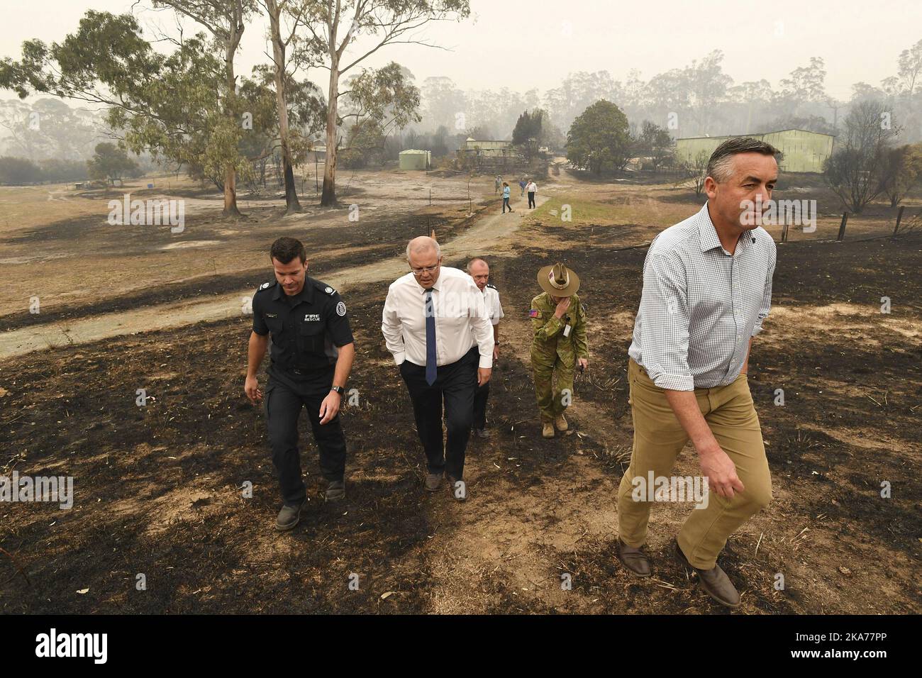 Le premier ministre australien Scott Morrison, au centre, visite la ferme Wildflower appartenant à Paul et Melissa Churchman à Sarsfield, Victoria, le vendredi 3 janvier 2020. Des navires de la Marine ont arraché des centaines de personnes des plages et des dizaines de milliers ont été invités à fuir vendredi avant que les températures chaudes et les vents violents prévus n'aggravent les feux de forêt déjà dévastateurs de l'Australie. (James Ross/photo de la piscine par l'intermédiaire de la PB) Banque D'Images