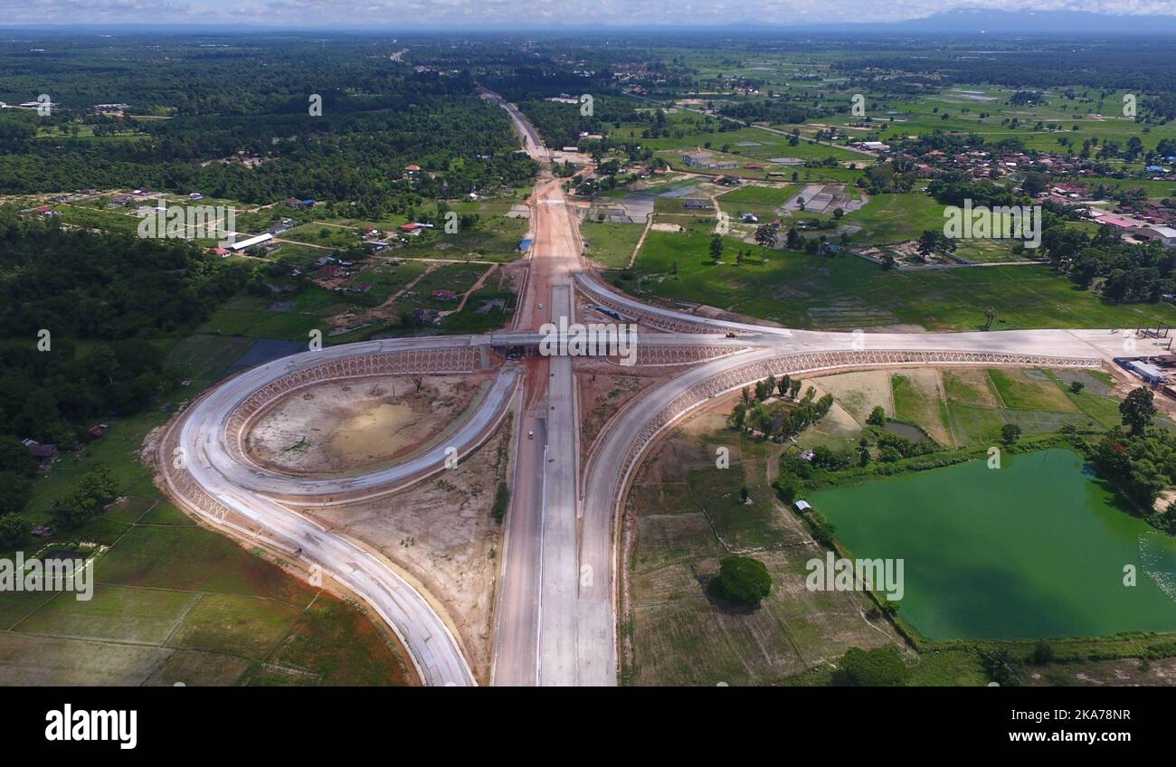 (200708) -- VIENTIANE, 8 juillet 2020 (Xinhua) -- photo aérienne prise sur 6 juillet 2020 montre la section de Vientiane à Vangvieng de l'autoroute Chine-Laos en construction à Vientiane, au Laos. L'autoroute Chine-Laos est co-développée par le China Yunnan Construction and Investment Holding Group (YCIH) et le Ministère Lao de la planification et de l'investissement. La sous-construction de l'autoroute Vientiane à Vangvieng s'étend sur 109,1 km. L'autoroute à quatre voies permettra d'éviter la visite de Vientiane à Vangvieng pendant 2,5 heures après la fin de l'excursion, avec seulement 1,5 heures de route. (Photo de Liu Ailun/Xinhua) Banque D'Images
