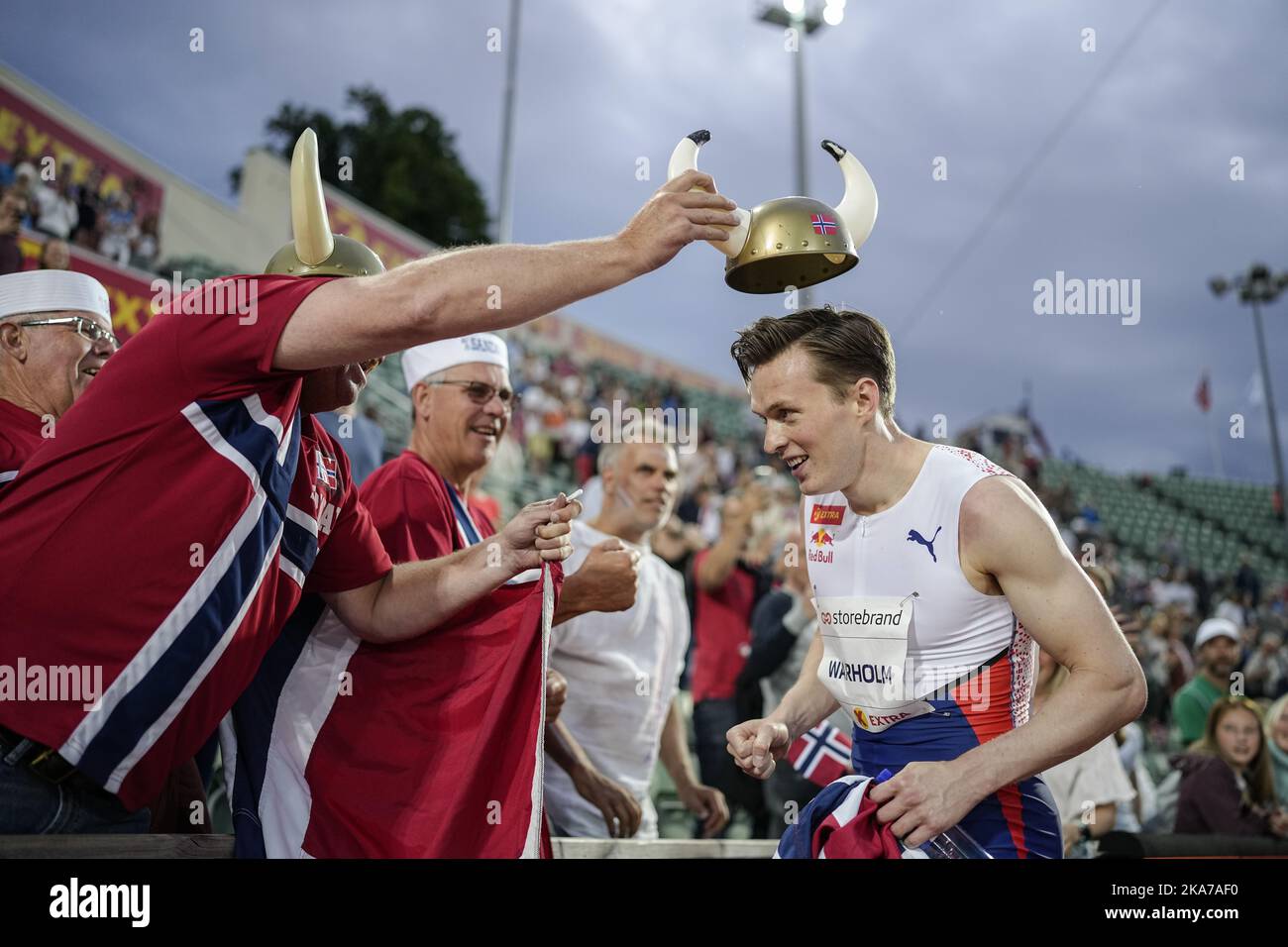 Oslo 20210701. Diamond League ici, Karsten Warholm est couronné d'un casque Viking par des supporters après 400m hommes haies pendant les Jeux Bislett 2021, après avoir remporté un nouveau record du monde. Photo: Fredrik Hagen / NTB Banque D'Images