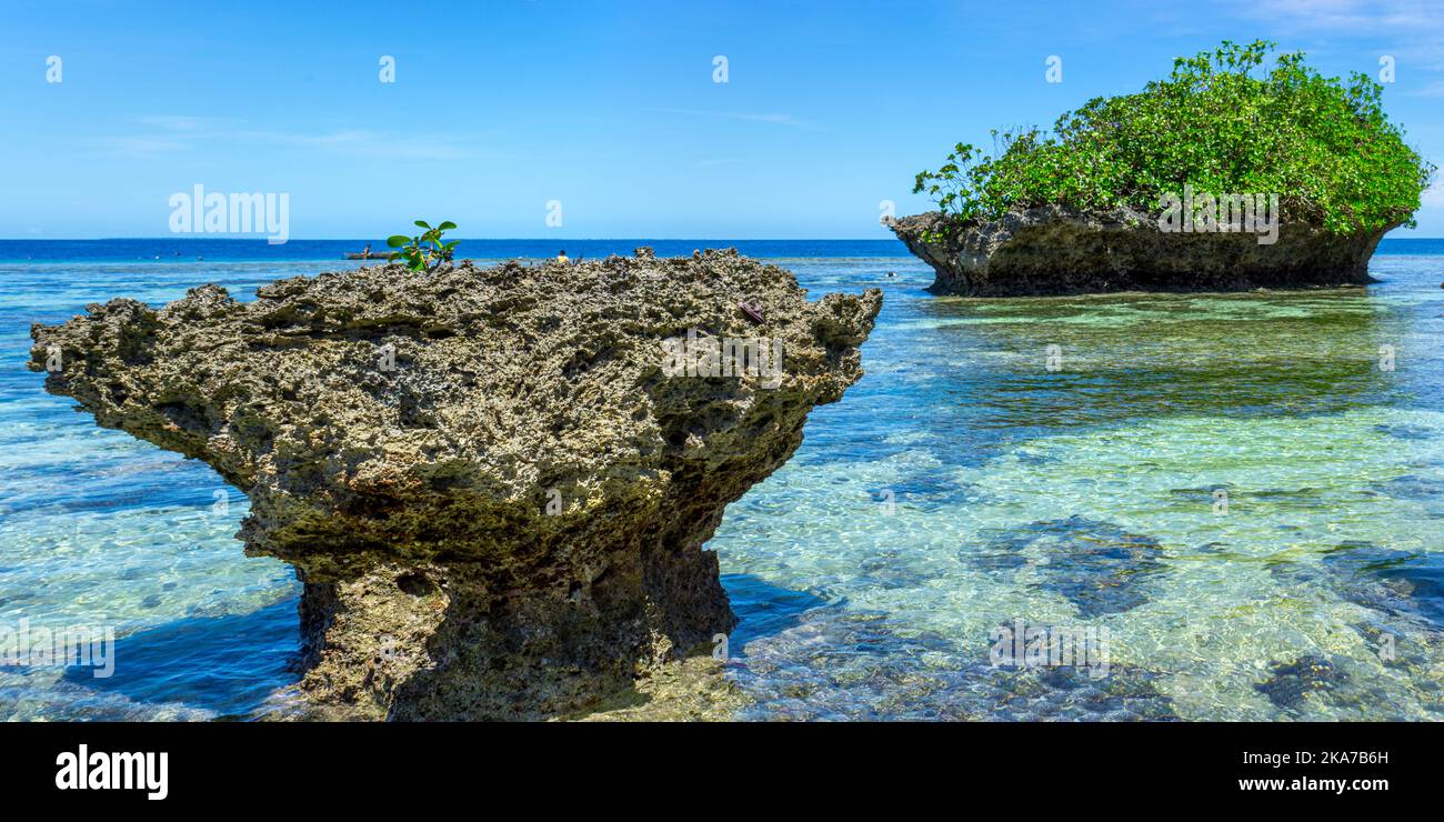 Plage tropicale avec récif de corail et formations rocheuses, île de Kiriwina, province de Milne Bay, Papouasie-Nouvelle-Guinée Banque D'Images
