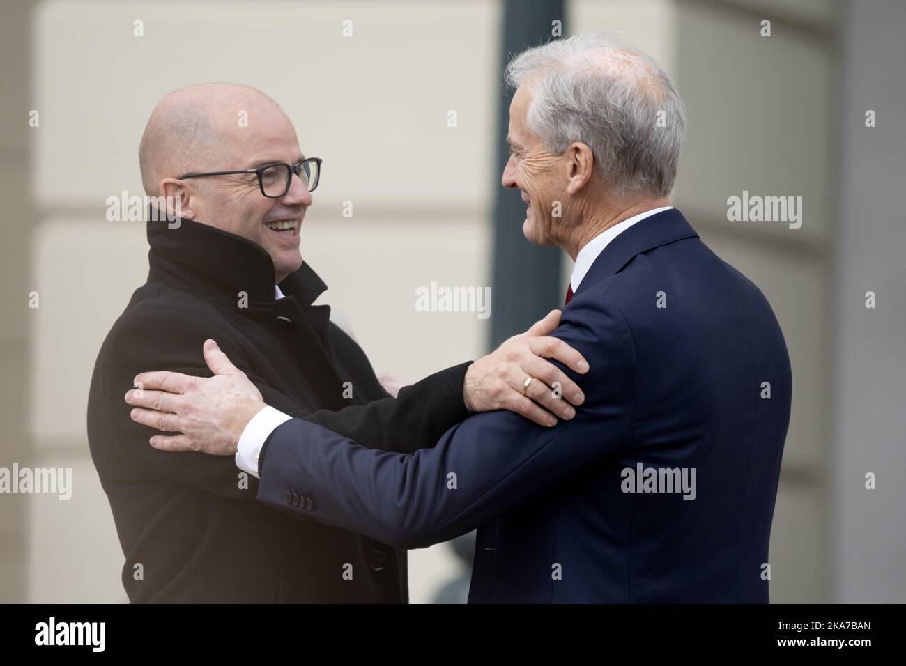 Oslo 20211014. Le Premier ministre Jonas Gahr Støre et le ministre de la Défense Odd Roger Enoksen (à gauche) à Slottsplassen après le changement de gouvernement. Photo: Ali Zare / NTB Banque D'Images