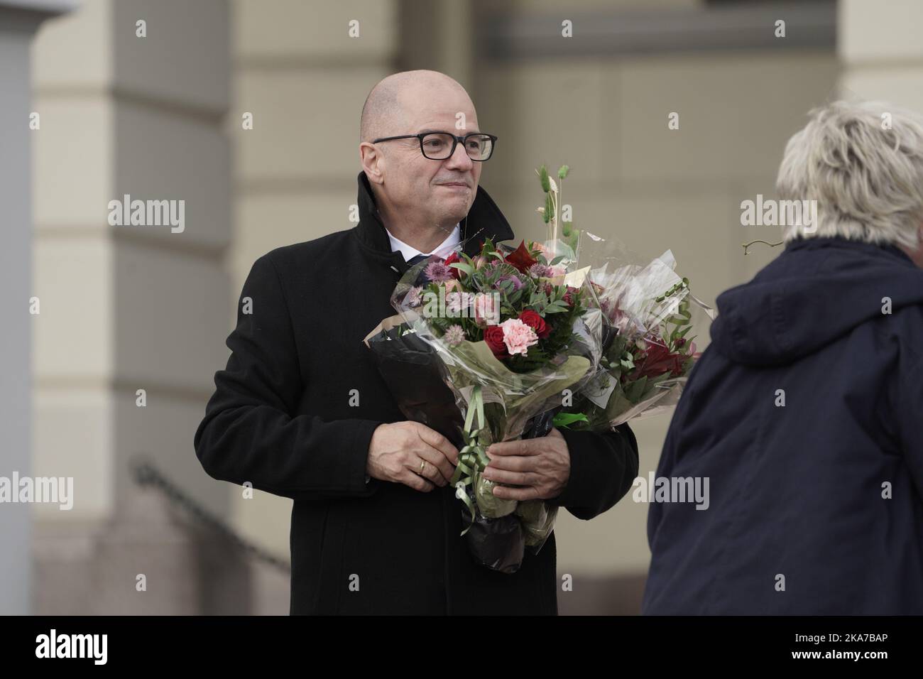 Oslo 20211014. Ministre de la Défense Odd Roger Enoksen (Parti du Centre) avec des fleurs à Slottsplassen après le premier ministre du gouvernement au château .. Photo: Heiko Junge / NTB Banque D'Images