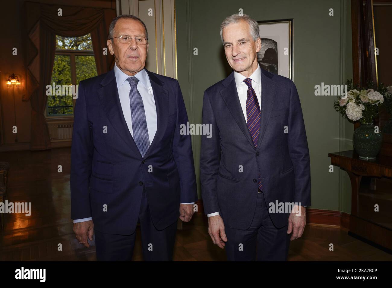 Oslo 20201026. Le Premier ministre de Norway, Jonas Gahr Store, rencontre le ministre russe des Affaires étrangères, Sergei Lavrov, lors d’une visite de courtoisie au centre de représentation du gouvernement à Oslo. Photo: Terje Bendiksby / NTB Banque D'Images