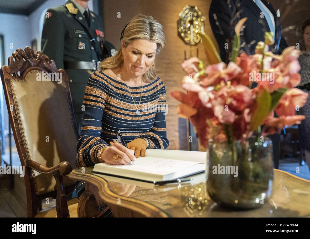 Oslo 20211110. La reine Maxima des pays-Bas signe le livre d'or avant le déjeuner à la forteresse d'Akershus. Photo DE PISCINE: Torstein BoE / NTB Banque D'Images
