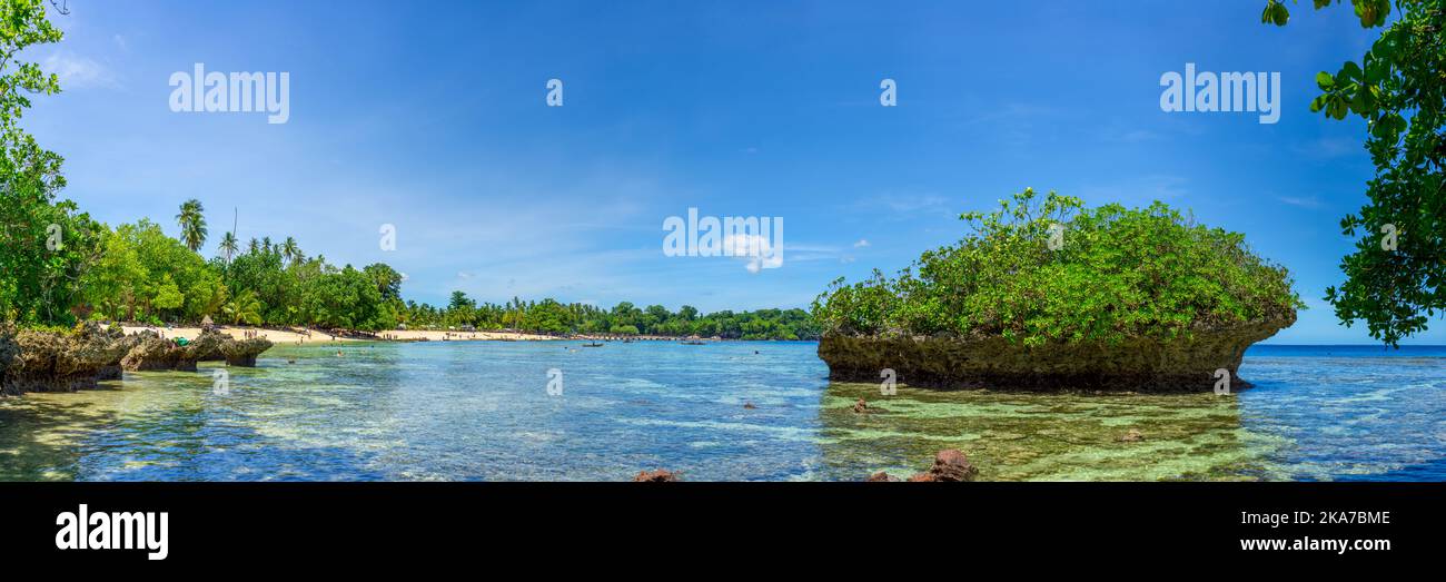 Plage tropicale avec récif de corail et formations rocheuses, île de Kiriwina, province de Milne Bay, Papouasie-Nouvelle-Guinée Banque D'Images