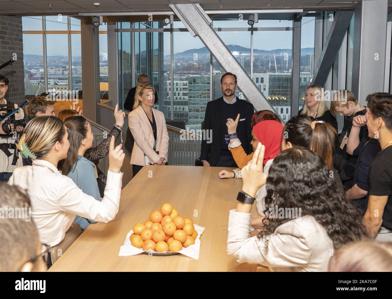 Oslo 20201129. Le Prince héritier Haakon et le PDG de DNB, Kjerstin Braaten, à la réunion où la fondation du Prince héritier et de la Princesse de la Couronne veut mettre en valeur la voix des jeunes. Par conséquent, la fondation lance maintenant une réunion future où les jeunes peuvent discuter des sujets actuels et transmettre leurs points de vue directement aux décideurs. Photo: Terje Bendiksby / NTB Banque D'Images