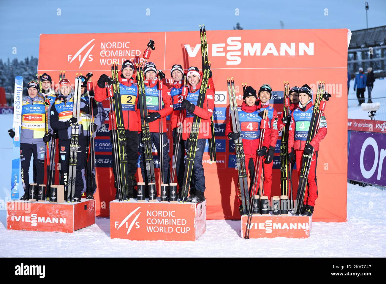 Lillehammer 20211204. De gauche 2nd place Allemagne Eric Frenzel, Manuel Faisst, Terece Weber et Vinzens Geiger, 1st place Norvège, Joergen Graabak, Jens Luraas Oftego, Espen Bjoernstad et Jarl Magnus Riiber, 3rd place Japon Sora Yachi, Ryota Yamamoto, Yoshito Watabe et Akito Watabe en relation avec le ski de fond masculin pendant la partie combinée des compétitions de coupe du monde au stade de ski de Birkebeineren à Lillehammer. Photo: Geir Olsen / NTB Banque D'Images