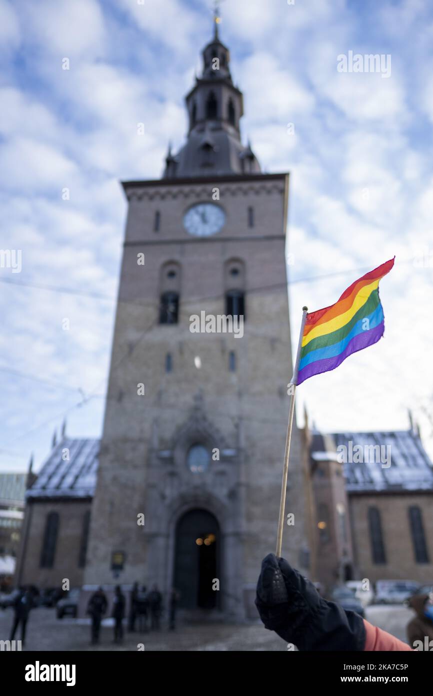 Oslo 20211206. Un drapeau arc-en-ciel se forme devant la cathédrale d'Oslo lors des funérailles de Karen-Christine Friele, également connue sous le nom de Kim Friele. Kim Friele était un auteur norvégien et militant des droits de l'homme et des droits des homosexuels. Photo: Heiko Junge / NTB Banque D'Images