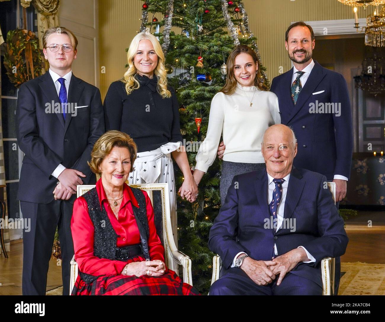 Oslo 20211220. Le roi Harald (devant, de droite), la reine Sonja, le prince héritier Haakon (derrière, de droite), la princesse Ingrid Alexandra, la princesse couronne mette-Marit et le prince Sverre Magnus devant l'arbre de Noël de Bygdoey Kongsgaard à Oslo. Photo: Lise Aaserud / NTB Banque D'Images