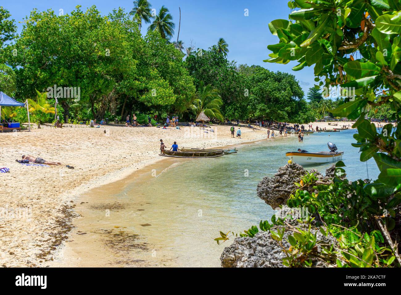 Plage tropicale avec récif de corail et formations rocheuses, île de Kiriwina, province de Milne Bay, Papouasie-Nouvelle-Guinée Banque D'Images