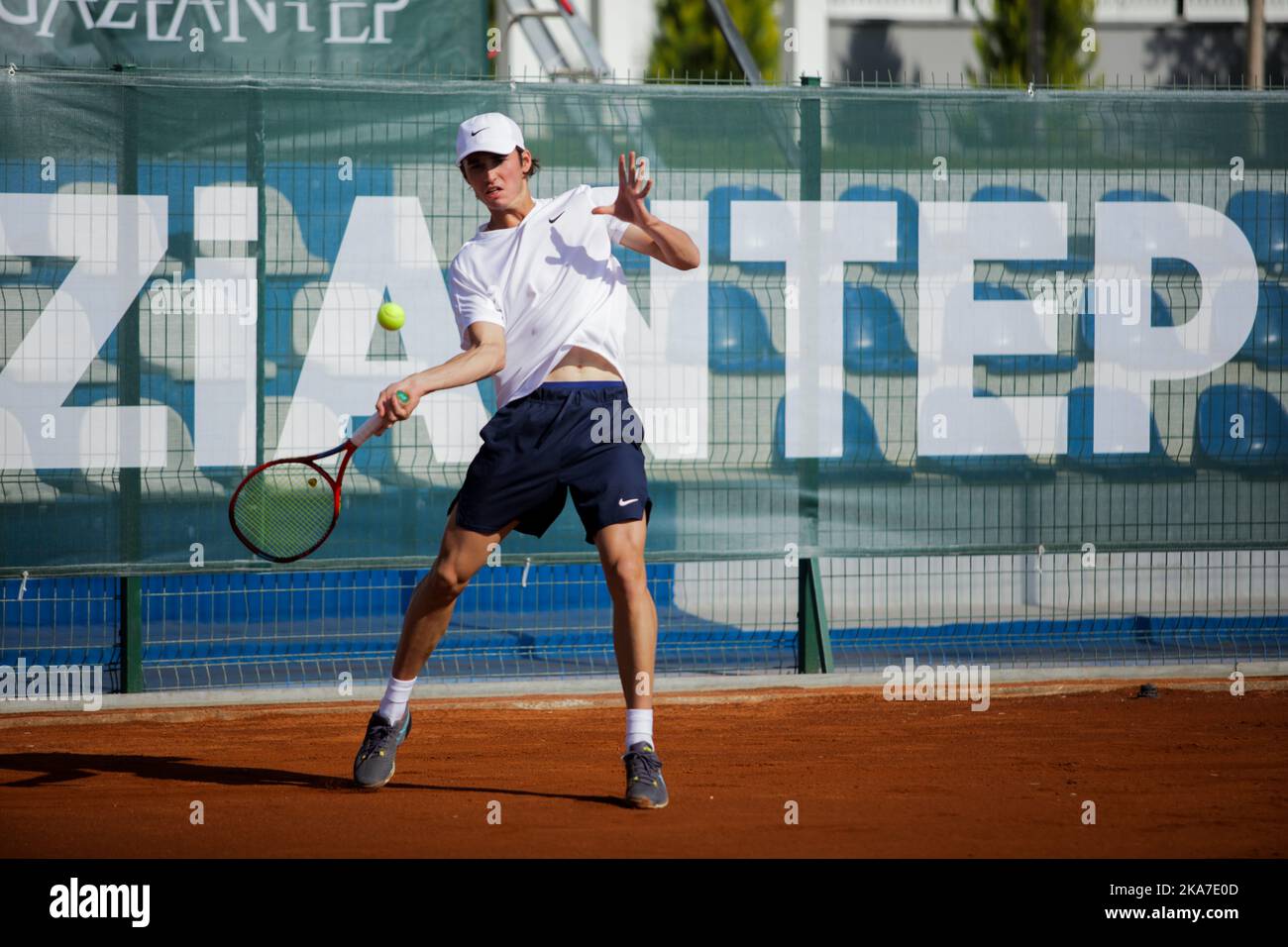 Gaziantep, Turquie. 30th octobre 2022. Le joueur de tennis roumain Nicholas David Ionel rivalise avec le joueur de tennis français Corentil Denolly au complexe de tennis Mehmet ÅžemÅŸik de Gaziantep, lors de la finale du premier tournoi de tennis international dans la ville du sud de la Turquie. Nicholas David Ionel a gagné contre Corentil Denolly 6-2, 6-2 le dimanche, et a ensuite reçu le trophée du maire de la municipalité métropolitaine de Gaziantep Fatma Åžahin, et le président de la Fédération turque de tennis Cengiz Durmus (Credit image: © Zakariya Yahya/IMAGESLIVE via ZUMA Press Wire) Banque D'Images