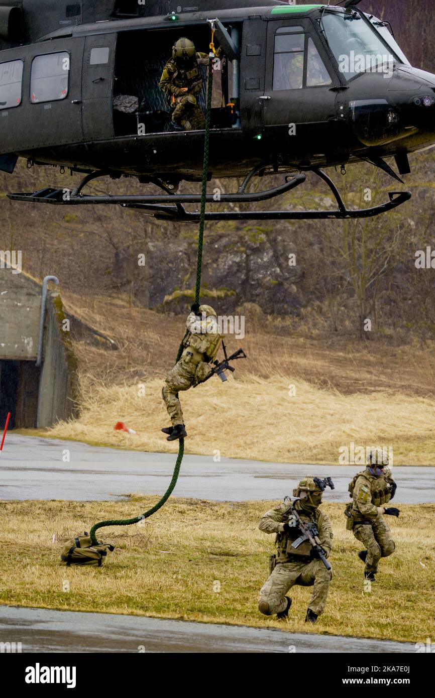 Bodà¸ 20220321. Des soldats de Norvège et des États-Unis sont en descente à partir d'une Bell-412 de l'Armée de l'Air lors de la démonstration de certaines capacités aériennes lors de l'exercice de l'OTAN Cold Response 22 à la base de l'Armée de l'Air Bodà¸ (Bodoe). Photo: Stian Lysberg Solum / NTB Banque D'Images