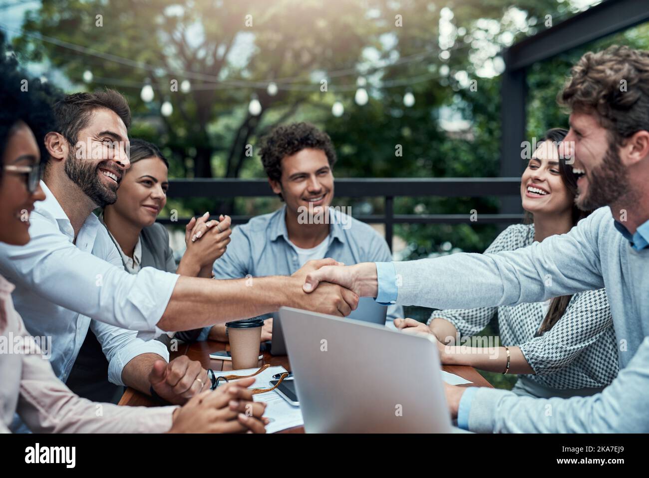L'accueil de nouveaux membres est toujours un plus. Les hommes d'affaires se secouent la main pendant une réunion dans un café. Banque D'Images L'accueil de nouveaux membres est toujours un plus. Les hommes d'affaires se secouent la main pendant une réunion dans un café. Banque D'Images