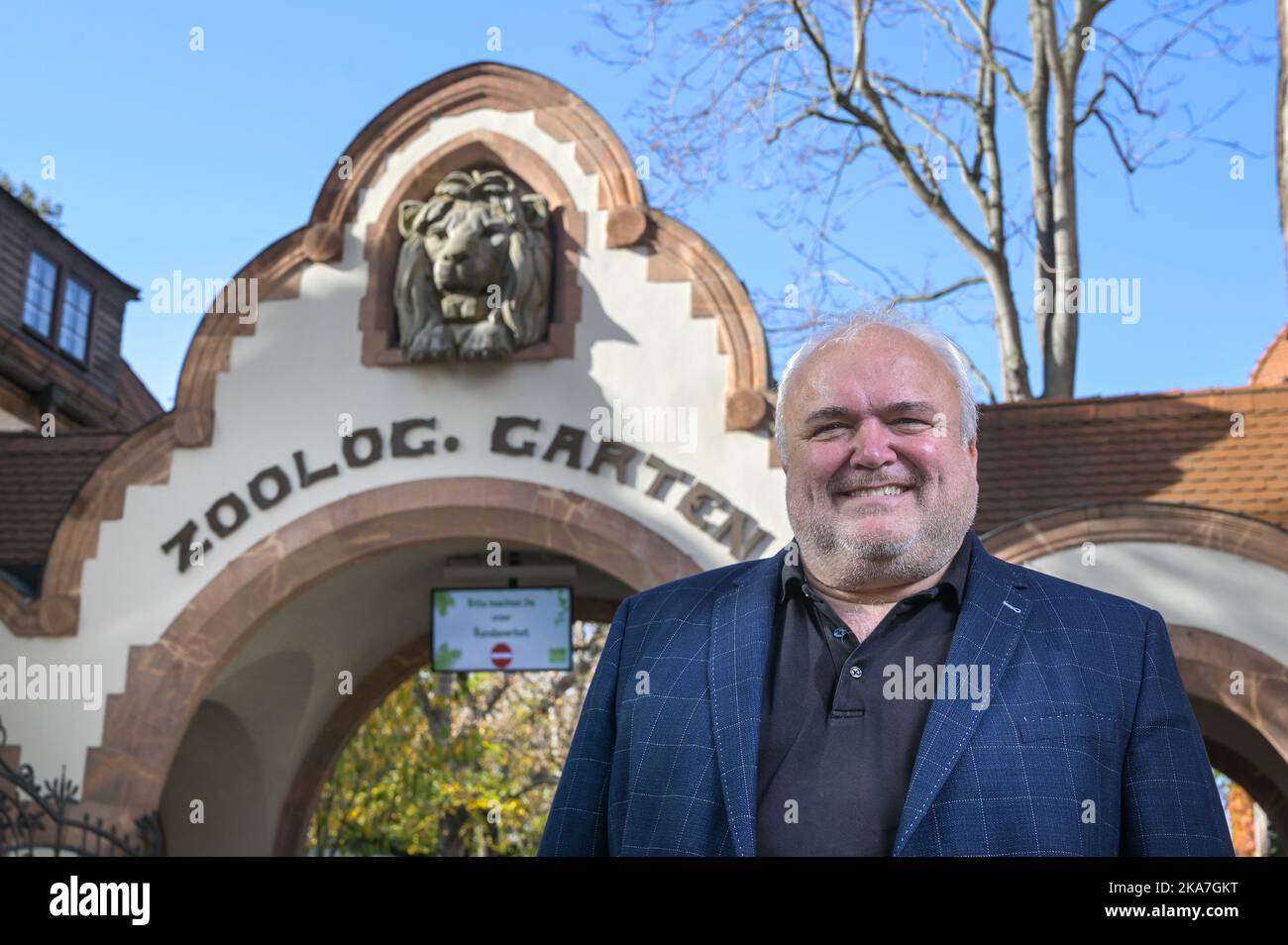 Leipzig, Allemagne. 30th octobre 2022. Jörg Junhold, directeur du zoo de Leipzig, se trouve en face de l'entrée du zoo. Il est en fonction depuis exactement 25 ans. Credit: Heiko Rebsch/dpa/Alay Live News Banque D'Images