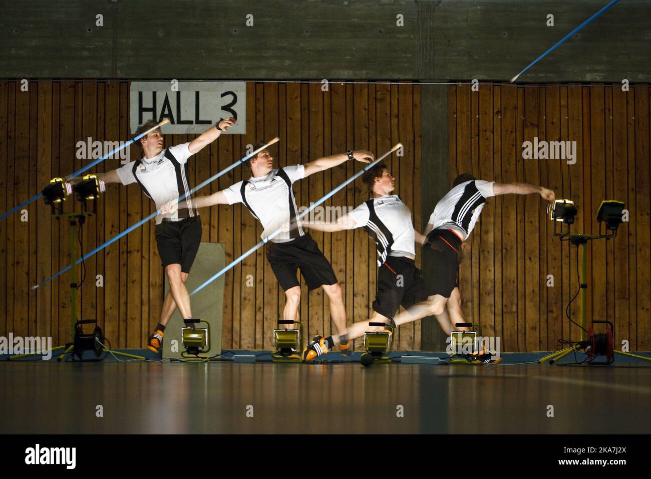 Andreas Thorkildsen utilise une caméra haute vitesse pour étudier les détails de chaque jet lors de la pratique à l'école norvégienne des sciences du sport à Oslo. Banque D'Images