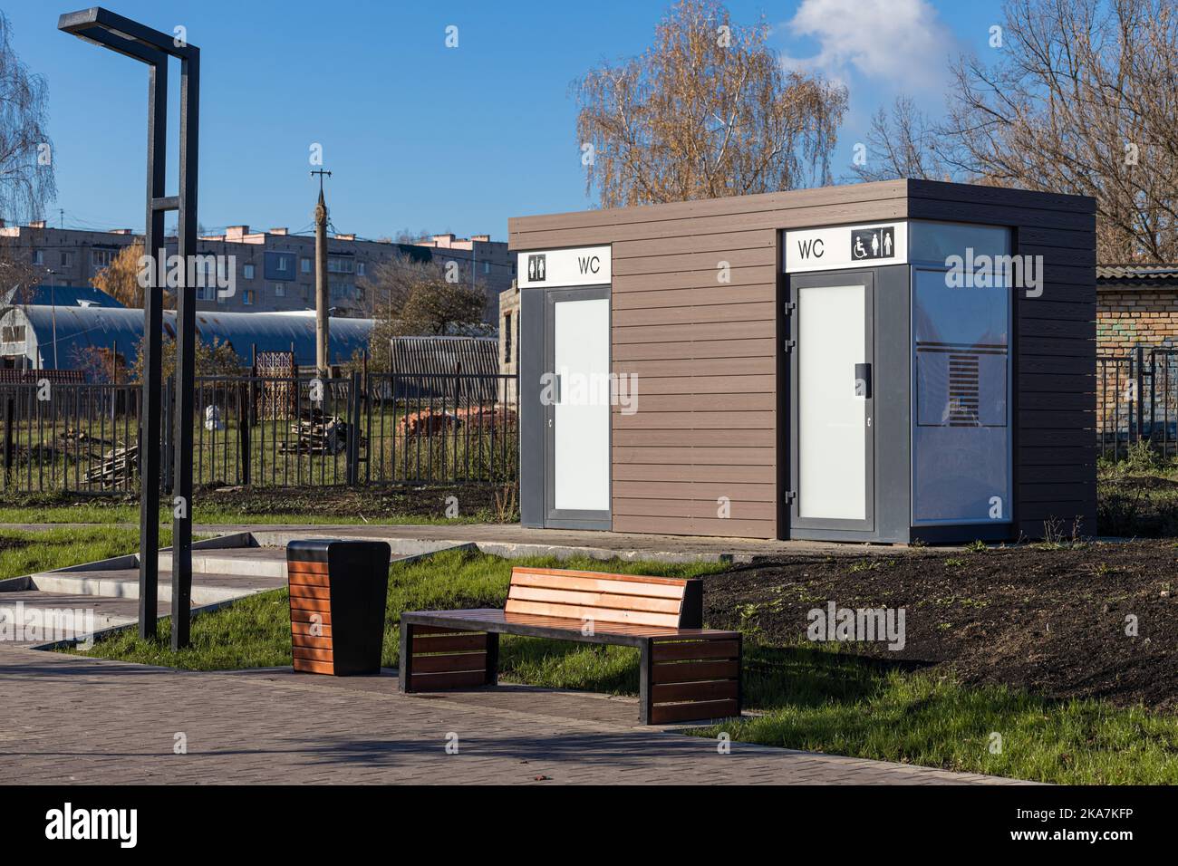 cabine de toilette dans le parc de la ville sur la rue. toilettes extérieures Banque D'Images