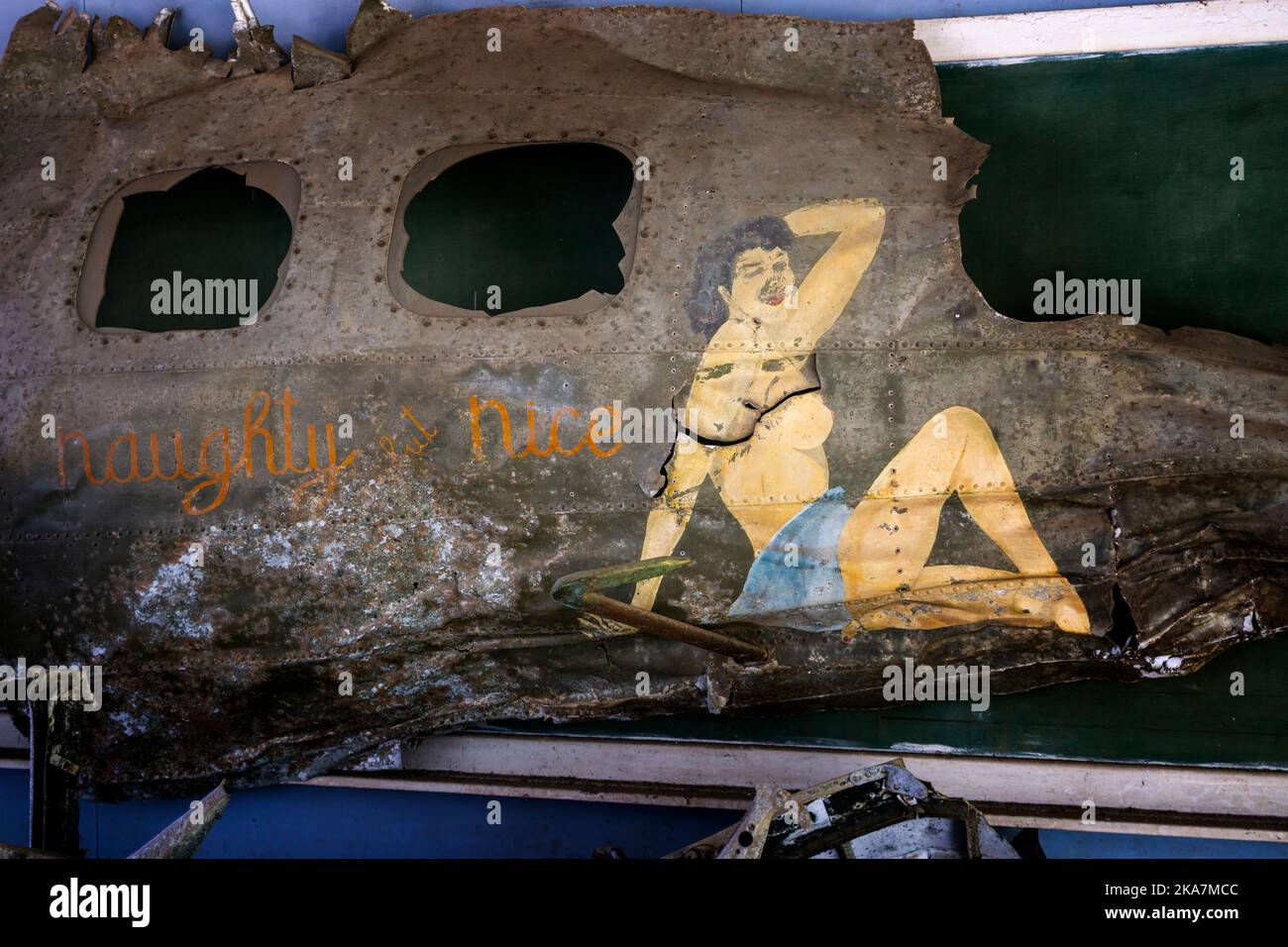 Panneau de l'épave de B17 bombardiers montrant l'art du nez Naughty mais Nice avec dame peinte. Kokopo War Museum, Kokopo Papouasie-Nouvelle-Guinée Banque D'Images
