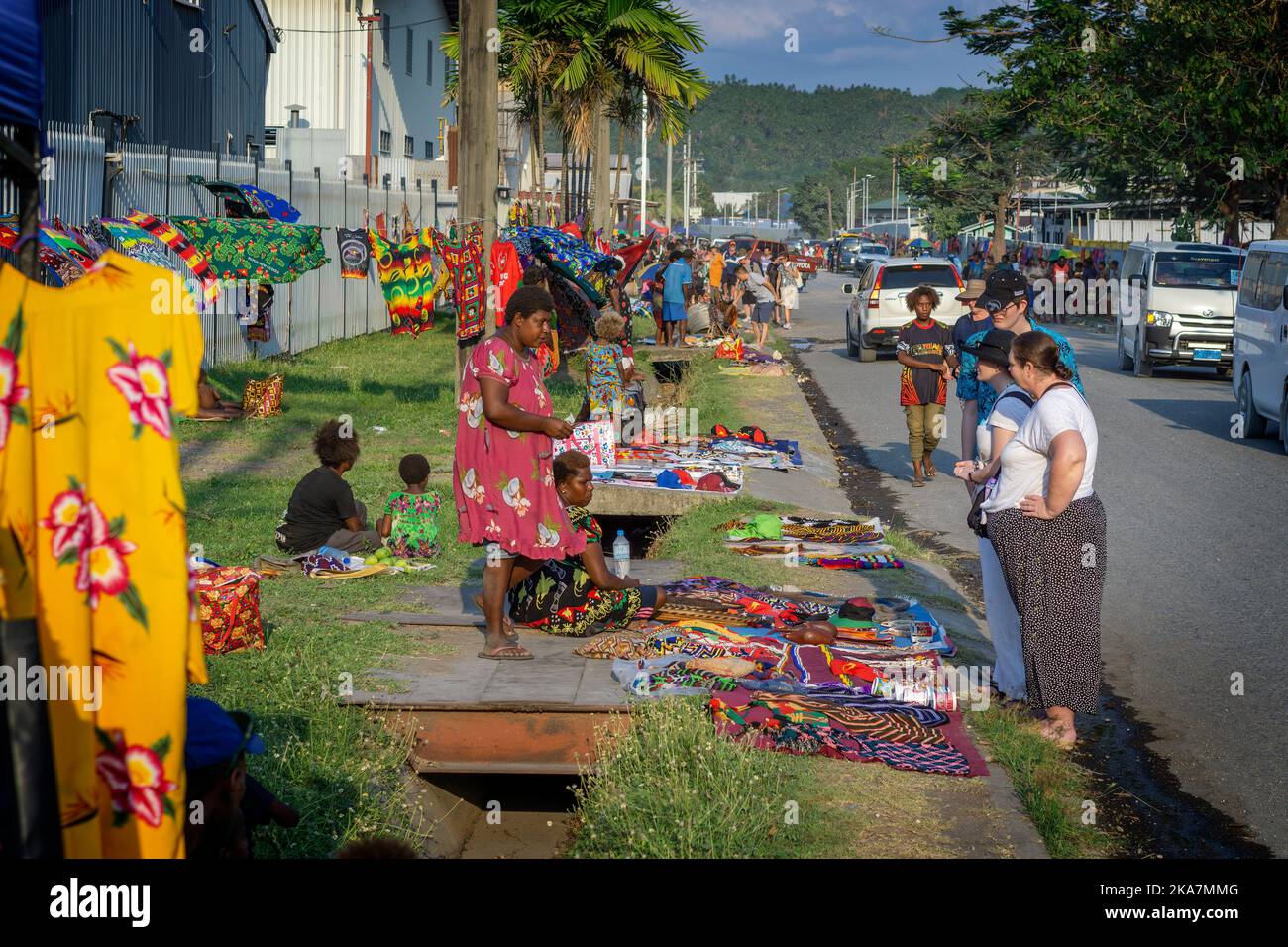 Les touristes des bateaux de croisière achètent des marchandises sur le marché en plein air dans la rue à l'extérieur du port de Rabaul. Rabaul, Papouasie-Nouvelle-Guinée Banque D'Images