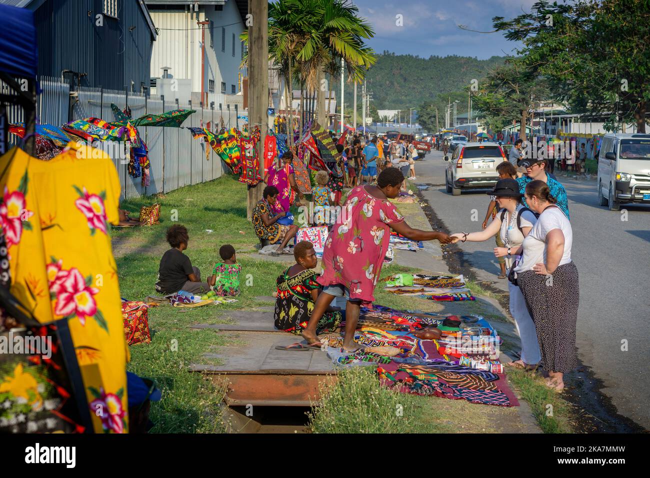 Les touristes des bateaux de croisière achètent des marchandises sur le marché en plein air dans la rue à l'extérieur du port de Rabaul. Rabaul, Papouasie-Nouvelle-Guinée Banque D'Images