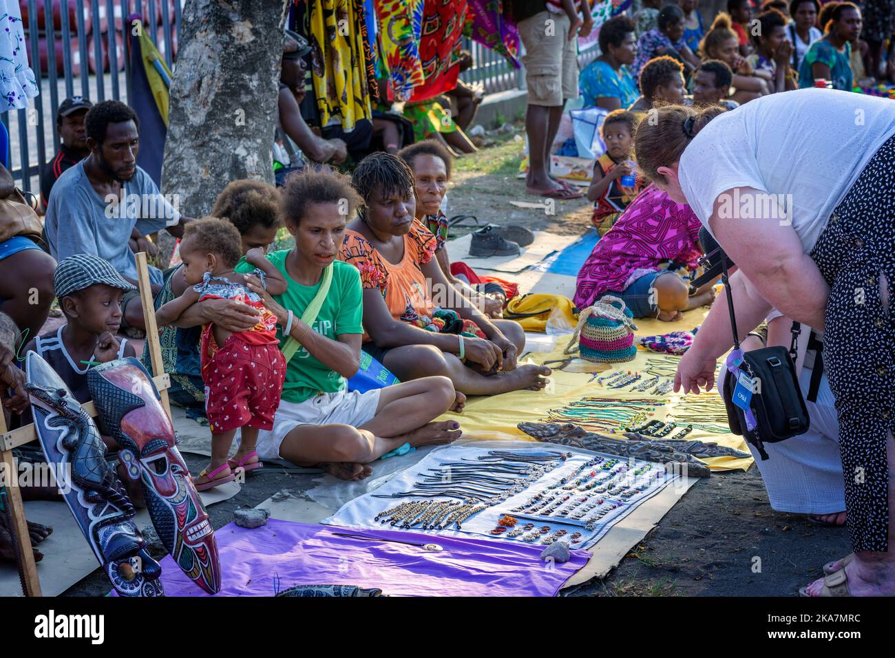 Les touristes des bateaux de croisière achètent des marchandises sur le marché en plein air dans la rue à l'extérieur du port de Rabaul. Rabaul, Papouasie-Nouvelle-Guinée Banque D'Images