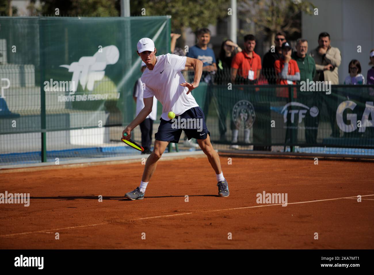 Gaziantep, Turquie. 30th octobre 2022. Le joueur de tennis roumain Nicholas David Ionel rivalise avec le joueur de tennis français Corentil Denolly au complexe de tennis Mehmet ÅžemÅŸik de Gaziantep, lors de la finale du premier tournoi de tennis international dans la ville du sud de la Turquie. Nicholas David Ionel a gagné contre Corentil Denolly 6-2, 6-2 le dimanche, et a ensuite reçu le trophée du maire de la municipalité métropolitaine de Gaziantep Fatma Åžahin, et le président de la Fédération turque de tennis Cengiz Durmus (Credit image: © Zakariya Yahya/IMAGESLIVE via ZUMA Press Wire) Banque D'Images