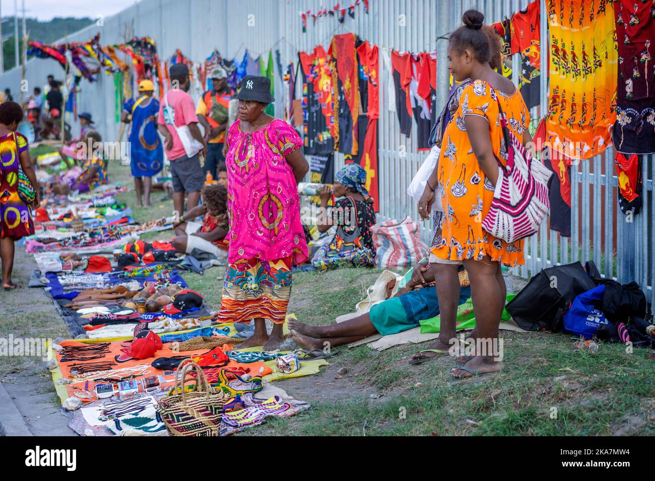 Les touristes des bateaux de croisière achètent des marchandises sur le marché en plein air dans la rue à l'extérieur du port de Rabaul. Rabaul, Papouasie-Nouvelle-Guinée Banque D'Images