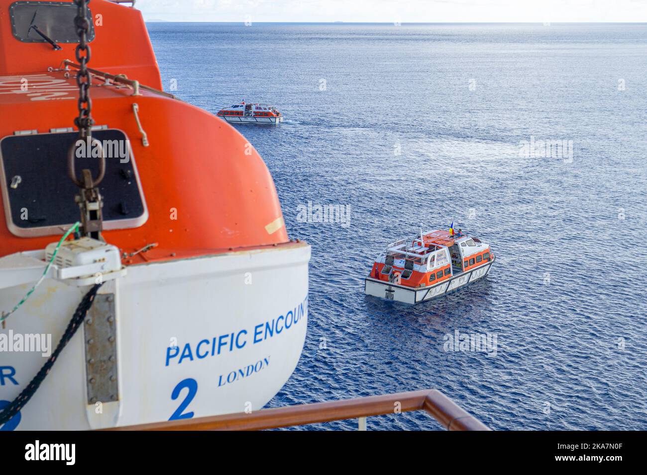 Les passagers sont transférés à la jetée par de petits appels d'offres depuis un paquebot de croisière ancré au large des îles Conflict, en Papouasie-Nouvelle-Guinée Banque D'Images