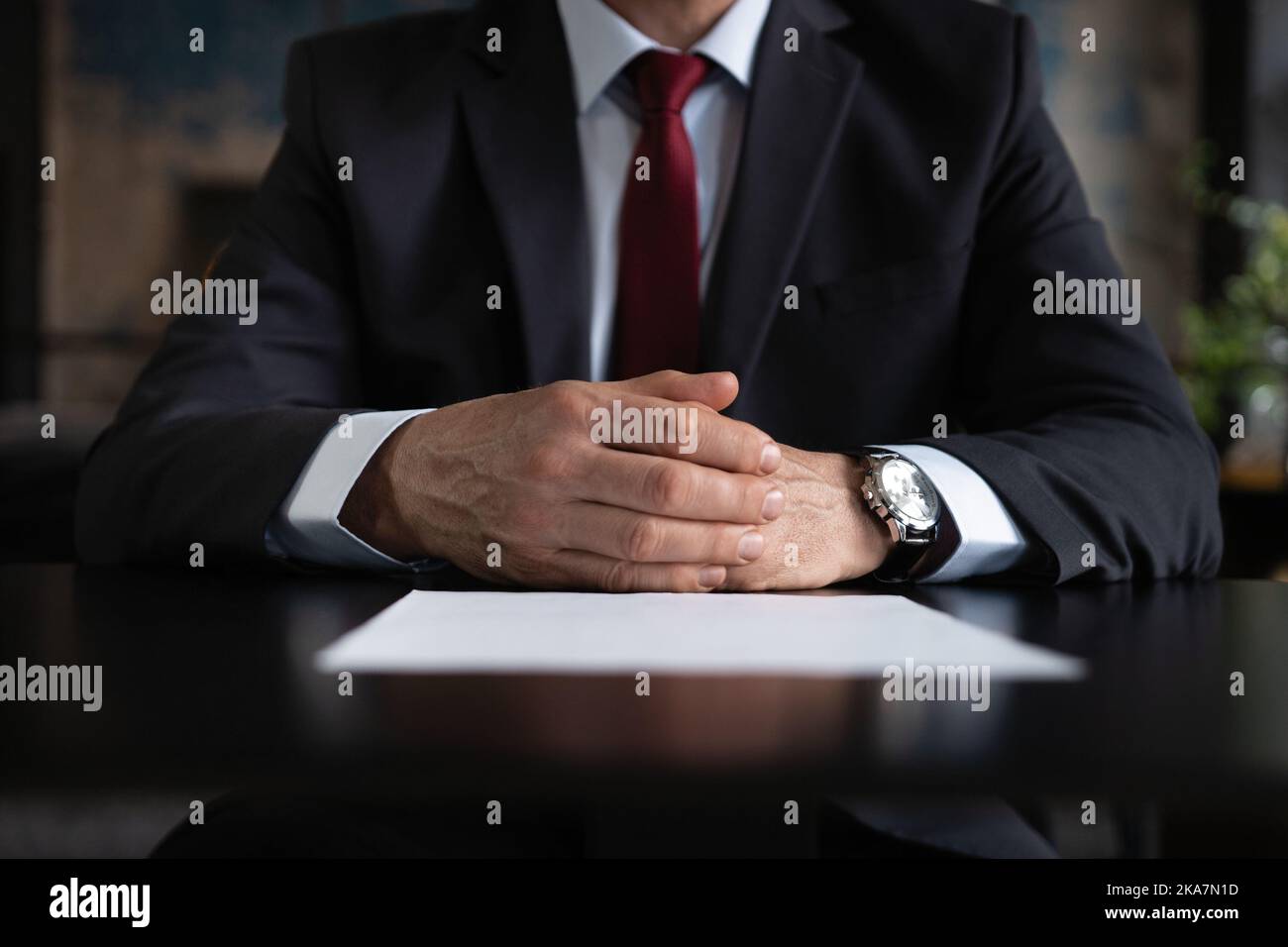 Gros plan des mains jointes de sexe masculin sur la table, homme d'affaires se préparant à un entretien d'emploi, concept d'entreprise Banque D'Images