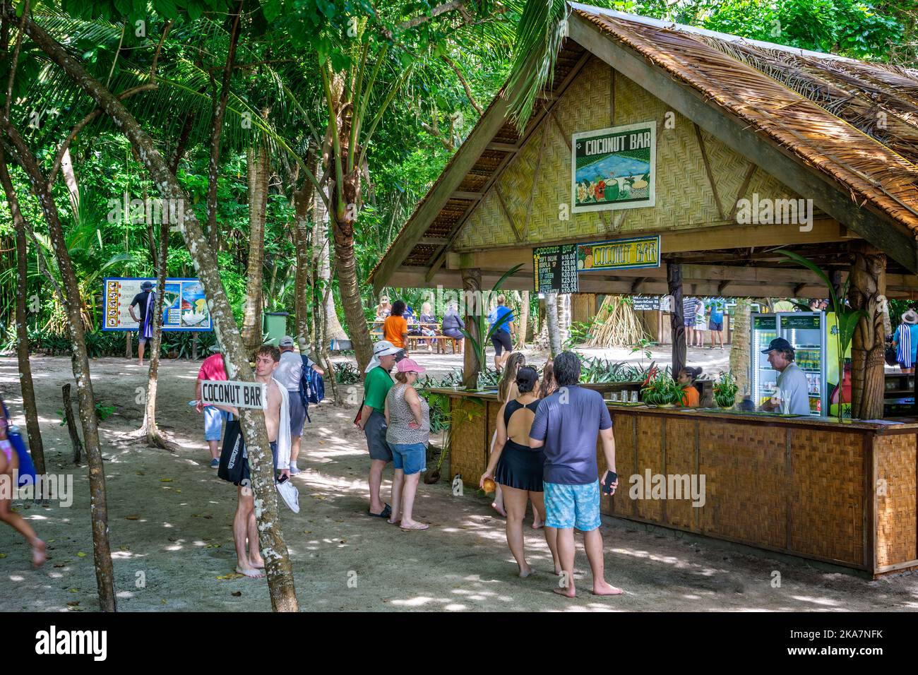 Les vacanciers font la queue au bar de la plage, dans les îles Conflict, en Papouasie-Nouvelle-Guinée Banque D'Images
