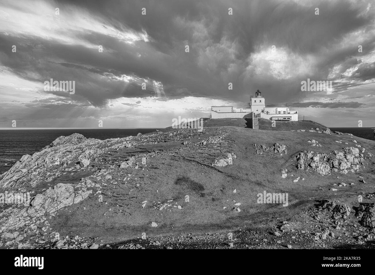 L'image est du phare de Strathy point, à l'extrême nord des Highlands écossais, surplombant l'Atlantique Nord Banque D'Images