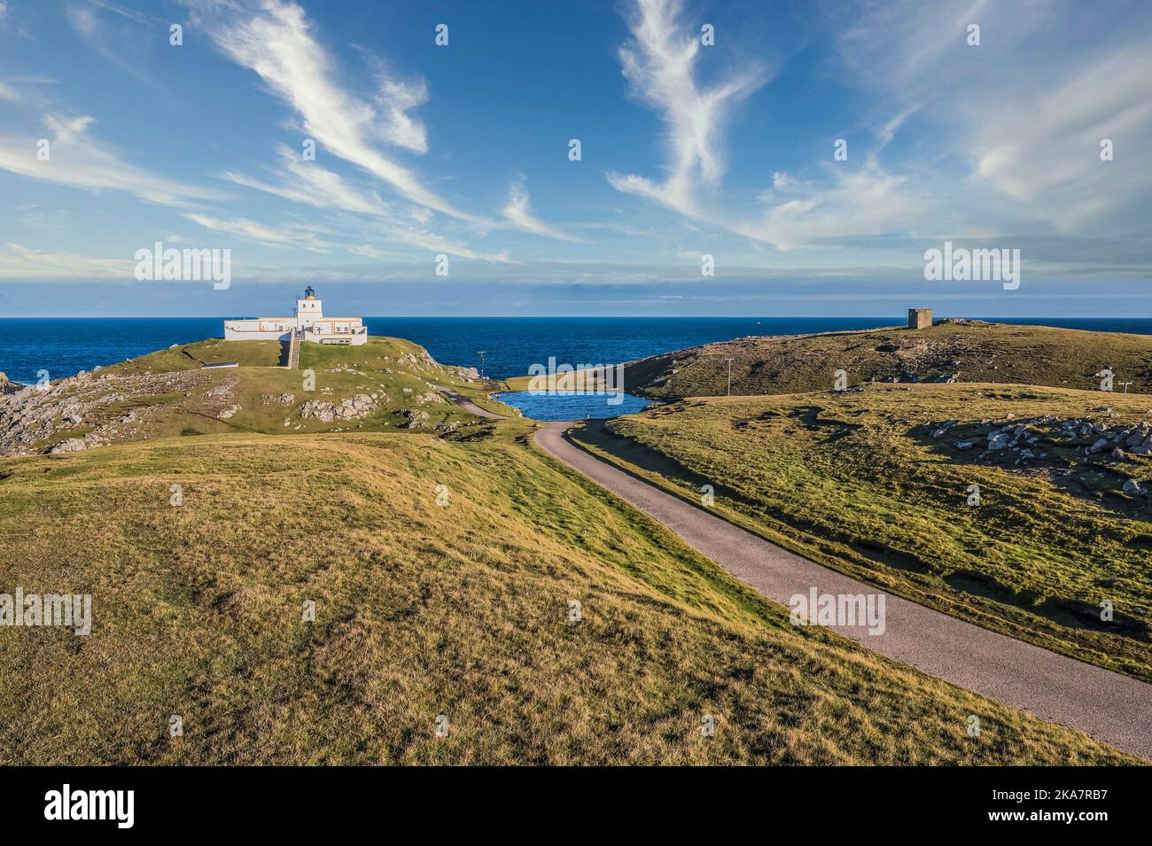 L'image est du phare de Strathy point, à l'extrême nord des Highlands écossais, surplombant l'Atlantique Nord Banque D'Images