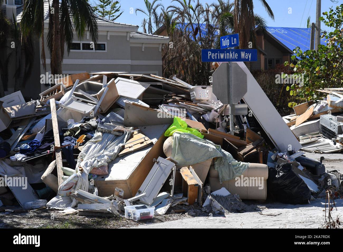 Sanibel Island, États-Unis. 31st octobre 2022. Une pile de débris d'une maison est vue le long de la route à Sanibel Island, en Floride, plus d'un mois après que l'ouragan Ian a fait terre comme un ouragan de catégorie 4. La tempête a causé environ $67 milliards de pertes assurées et au moins 127 décès liés à la tempête en Floride. Crédit : SOPA Images Limited/Alamy Live News Banque D'Images