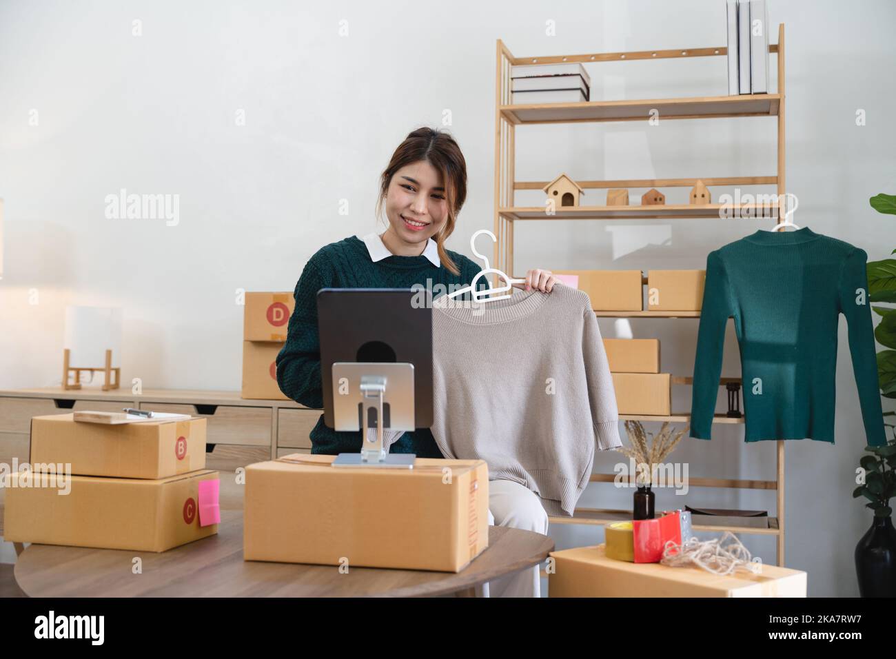 Femme asiatique freelance pme commerce en ligne shopping travaillant avec boîte de colis à la maison - PME affaires en ligne et concept de livraison Banque D'Images