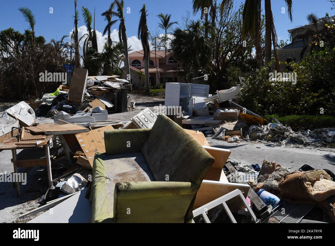 Sanibel Island, États-Unis. 31st octobre 2022. Des débris, des meubles et un réfrigérateur provenant d'une maison vue le long de la route à Sanibel Island, en Floride, plus d'un mois après que l'ouragan Ian a fait une chute de terre comme un ouragan de catégorie 4. La tempête a causé environ $67 milliards de pertes assurées et au moins 127 décès liés à la tempête en Floride. (Photo de Paul Hennessy/SOPA Images/Sipa USA) crédit: SIPA USA/Alay Live News Banque D'Images