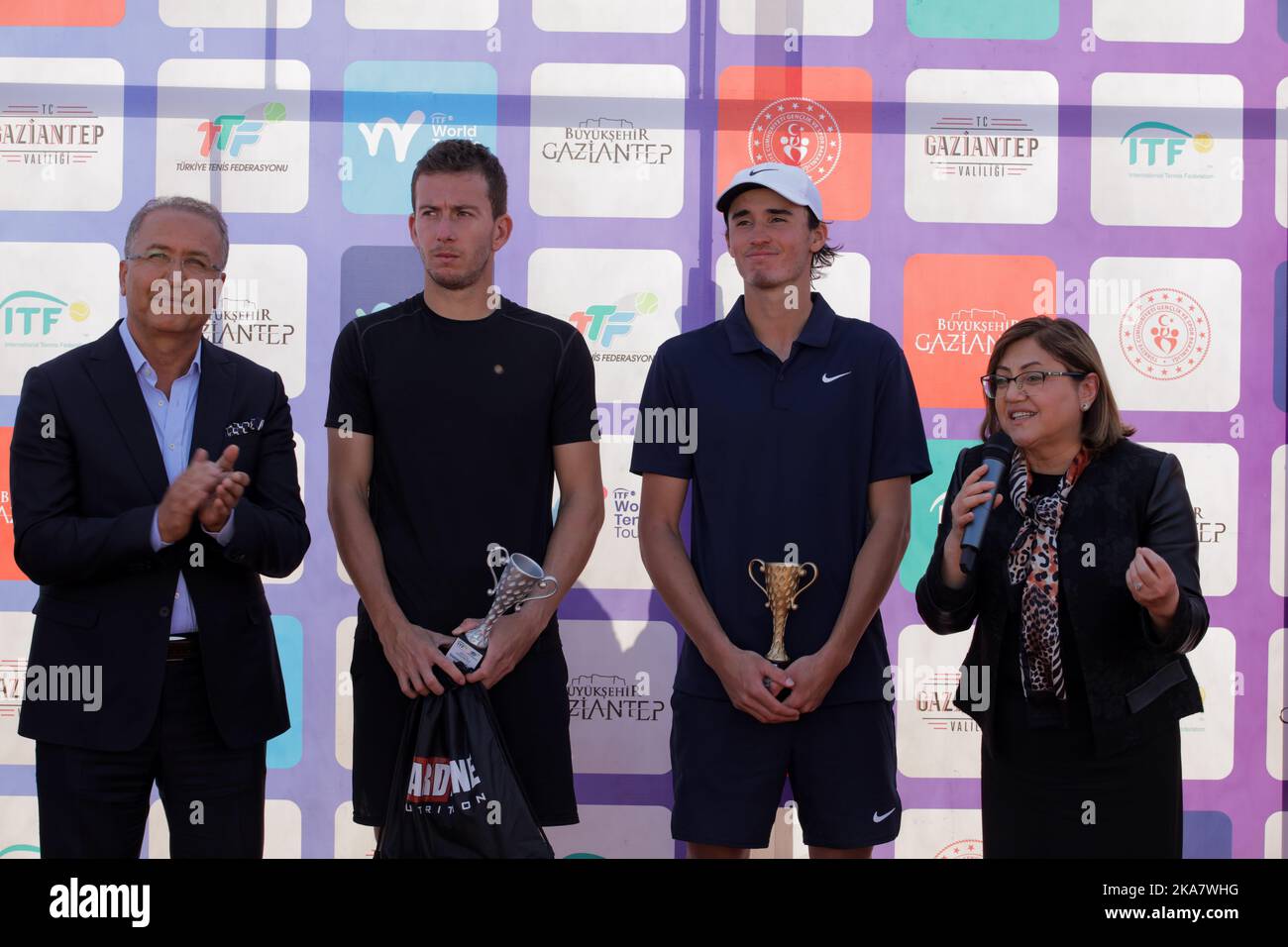 Gaziantep, Turquie. 30th octobre 2022. Gaziantep, Turquie. 30 octobre 2022. Le joueur de tennis roumain Nicholas David Ionel reçoit un trophée du président de la Fédération turque de tennis Cengiz Durmus et du maire de la municipalité métropolitaine de Gaziantep Fatma Åžahin au complexe de tennis Mehmet ÅžemÅŸik de Gaziantep. Nicholas Davis Ionel a remporté le tournoi de tennis de Gaziantep 2022 après avoir battu le joueur français Corentil Denolly 6-2, 6-2 pendant la finale (Credit image: © Zakariya Yahya/IMAGESLIVE via ZUMA Press Wire) Banque D'Images