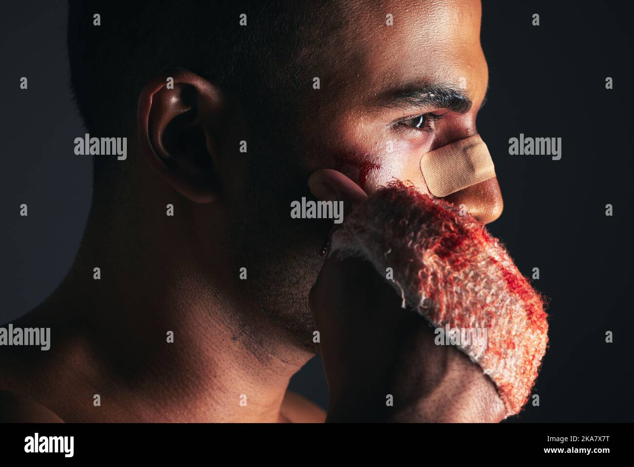 Blessure à la boxe, homme et sang sur le bandage, arts martiaux fitness et fort avec le visage meurtrissure après le match. Athlète professionnel, exercice et blessure Banque D'Images