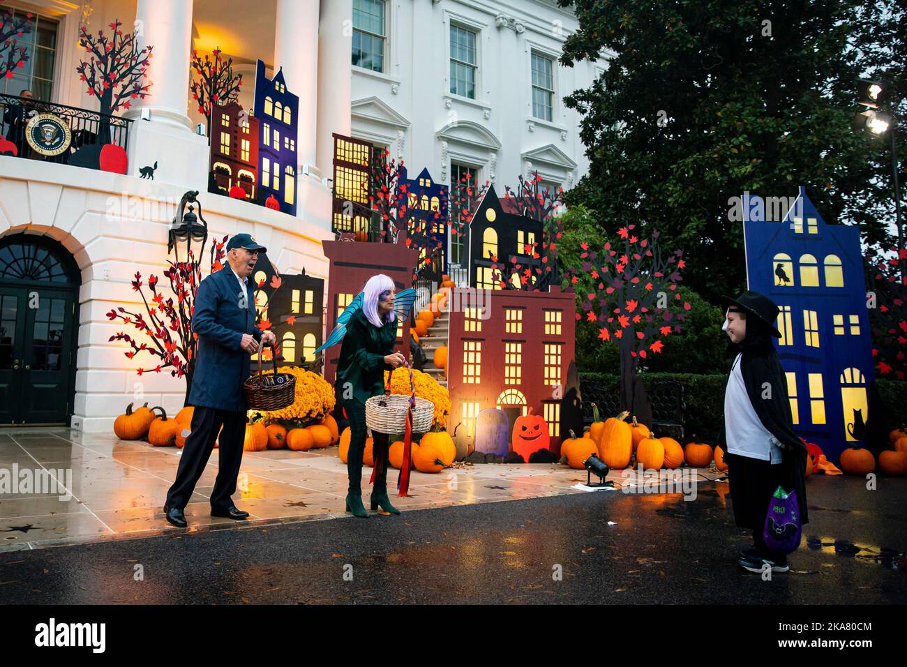 Washington, États-Unis. 31st octobre 2022. LE président AMÉRICAIN Joe Biden et la première dame Jill Biden accueillent des enfants vêtus de costumes lors d'un événement d'Halloween sur la pelouse sud de la Maison Blanche à Washington, DC, Etats-Unis, le lundi 31 octobre, 2022. Biden et la première dame accueillent des enfants locaux de pompiers, d'infirmières, d'officiers de police et de membres de la Garde nationale pour des tricks ou des traitements. Photographe: Al Drago/Pool/Sipa USA crédit: SIPA USA/Alay Live News Banque D'Images