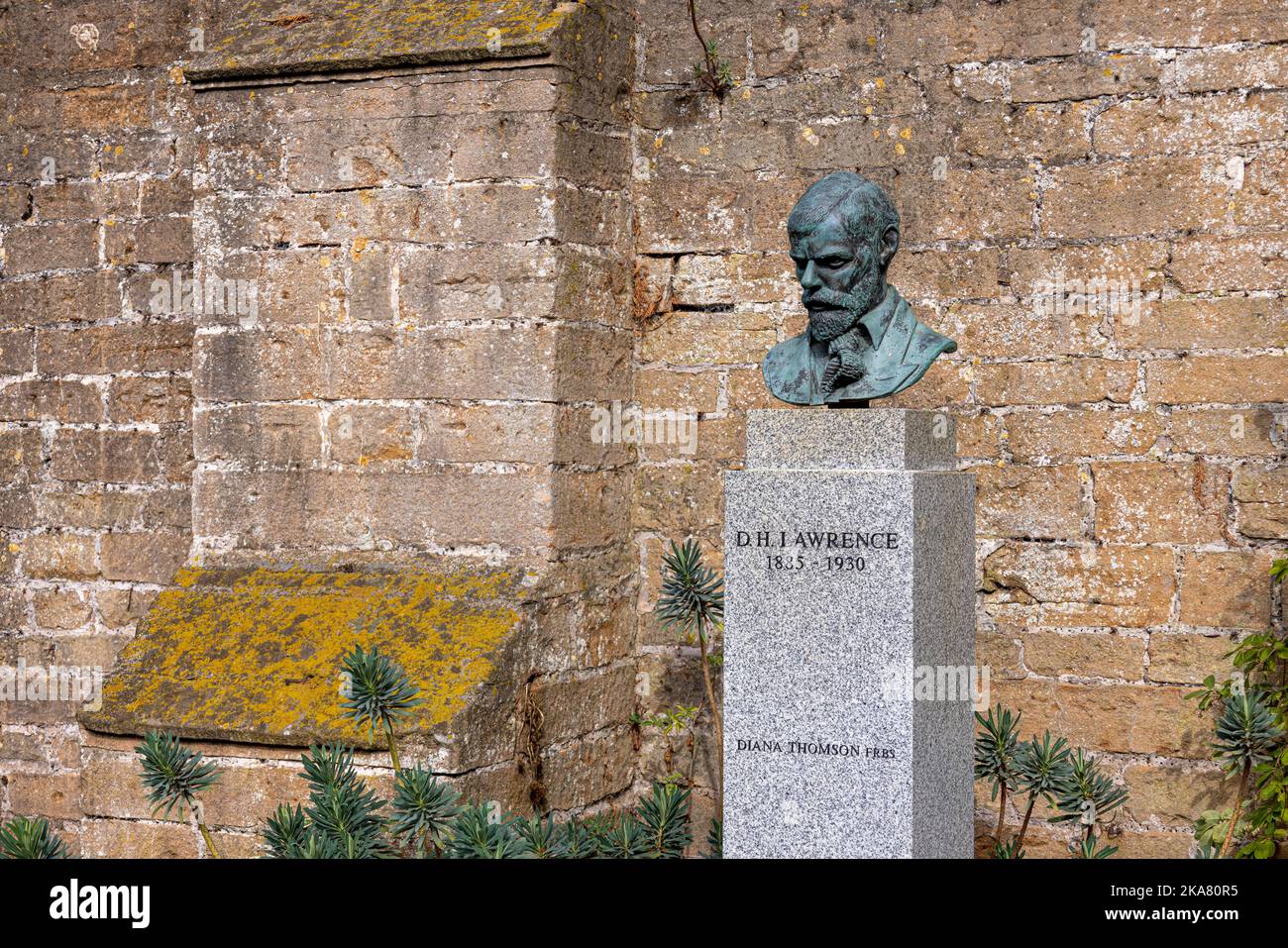 Buste de D H Lawrence, petit jardin clos, Abbaye de Newstead, Nottinghamshire, Angleterre, ROYAUME-UNI Banque D'Images