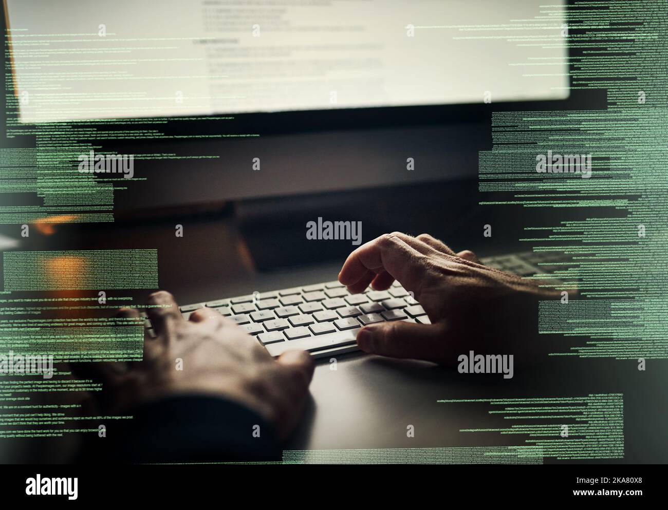 Craquage du code peu importe le temps. Un pirate méconnaissable craquage d'un code informatique dans l'obscurité. Banque D'Images