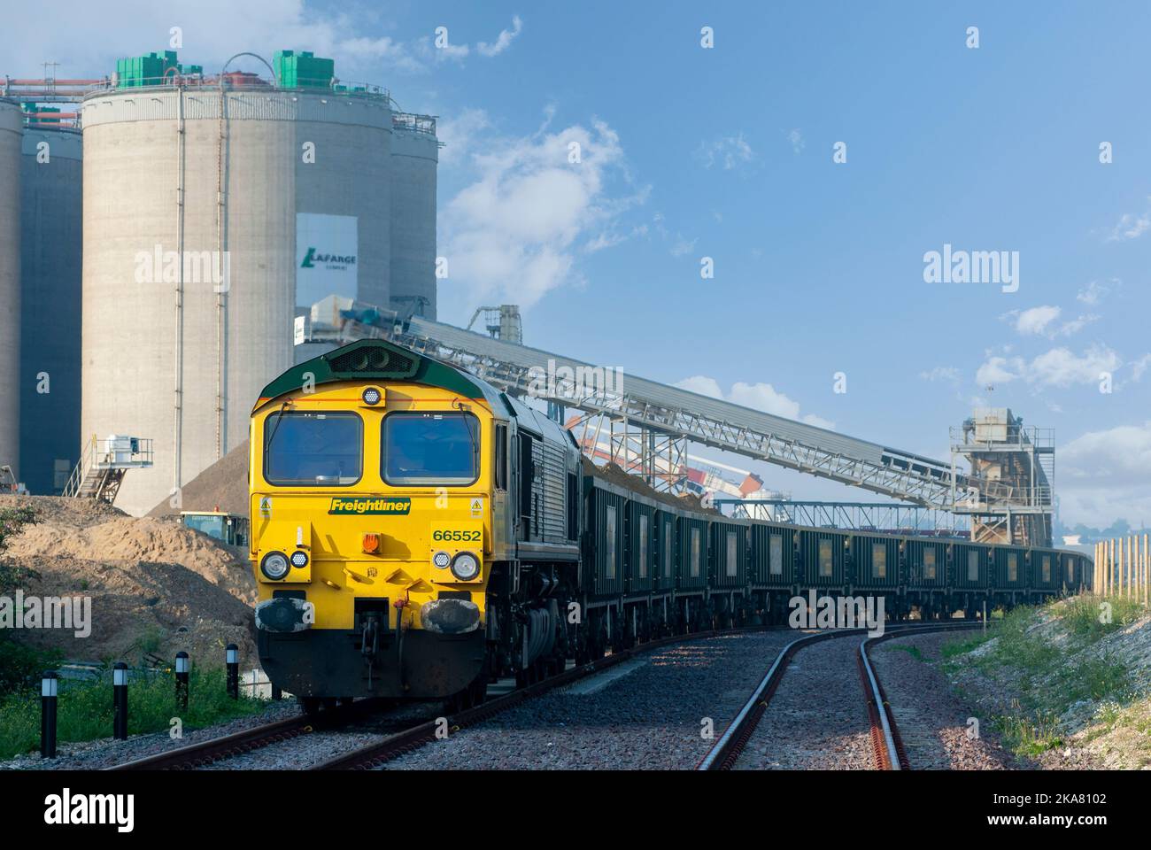 Locomotive ferroviaire de classe 66 dans la livery Freightliner qui travaille sur le site Lafarge Greenhithe à Dartford, en Angleterre. Banque D'Images